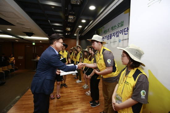 에쓰오일은 4일 서울 마포구 공덕동 본사 대강당에서 '제9기 S-OIL 대학생 천연기념물 지킴이단' 발대식을 가졌다. 안종범 에쓰오일 수석부사장(왼쪽)이 올해 선발된 대학생 천연기념물지킴이단 단원들에게 임명장을 수여하고 있다. ⓒ 에쓰오일