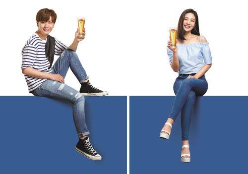 육성재, 조이가 피츠 수퍼클리어를 선보이고 있다. ⓒ 롯데주류