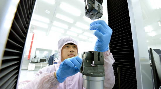 현대모비스는 지난해 친환경부품 매출이 1조원을 달성했다. 현대모비스 친환경부품 생산기지인 충주공장에서 작업자가 제품을 생산하고 있다. ⓒ 현대모비스