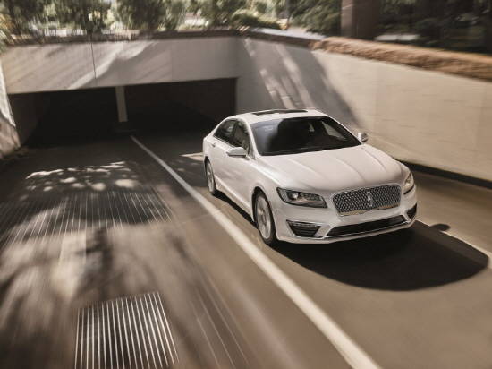 링컨 MKZ 하이브리드 최초 '4000만원대' 가격으로 출시된 새로운 트림은 우아한 디자인, 최고의 드라이빙 퍼포먼스와 더불어 합리적인 가격으로 고객들에게 다가갈 예정이다. ⓒ 링컨코리아