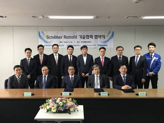 지난달 25일 현대글로벌서비스와 현대상선 배기가스세정장치 개조공사 '기술협력 협약식'. (좌측 첫번째 최종철 현대해양서비스 대표, 두번째 안광헌 현대글로벌서비스 대표). ⓒ 현대중공업