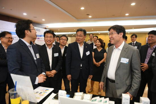 권오준 포스코 회장(사진 오른쪽)과 최수규 중소벤처기업부 차관(사진 중앙)이 지난 4일 대치동 포스코센터에서 열린 제 15회 아이디어 마켓플레이스에 참석했다. ⓒ 포스코