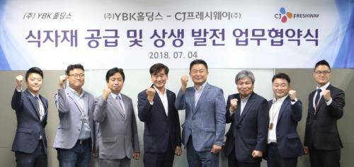 CJ프레시웨이-와이비케이홀딩스 식자재 공급 및 상생 발전 업무 협약 기념사진을 촬영하고 있다. 왼쪽에서 네 번째부터 윤성환 CJ프레시웨이 영업본부장, 정유성 와이비케이홀딩스 대표. ⓒ CJ프레시웨이