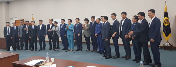 지난 3일 부산시의회에서 민주당 부산시의회 의장단 선거에 출마한 의원들이 최인호 시당위원장과 함께 기념촬영을 하고 있다. ⓒ 프라임경제