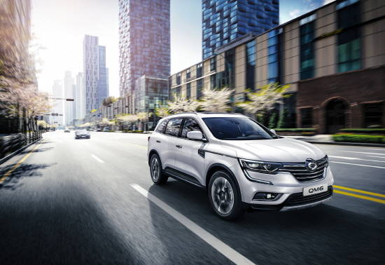 디젤엔진과 차별화되는 가솔린 특유 정숙성을 어필하고 있는 르노삼성 QM6 GDe 는 여기에 합리적인 가격과 우수한 연비로 경제성 측면에서도 소비자 니즈를 충족시켰다. ⓒ 르노삼성자동차