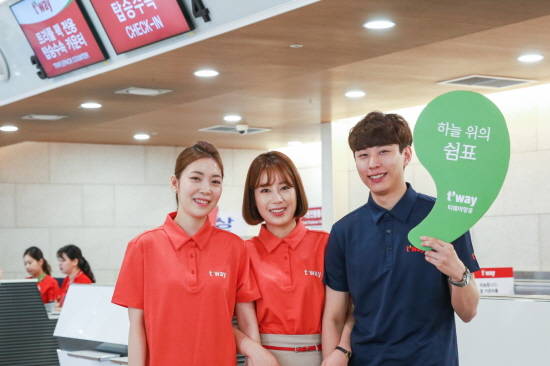 공항 지점 직원들의 쾌적한 근무환경 조성을 위해 티웨이항공이 여름용 셔츠 근무를 시작한다. ⓒ 티웨이항공