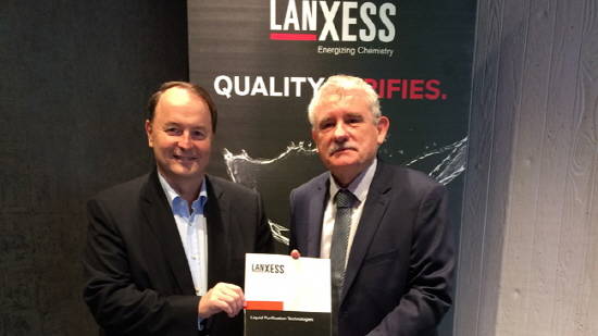 독일계 특수 화학기업 랑세스는 프랑스 수처리 전문기업 '폴리멤(Polymem)'과의 무 협약으로 수처리 솔루션에 한외여과 멤브레인 제품을 추가하며 비즈니스 포트폴리오를 한층 강화하는 계기를 마련했다. 장-마크 베셀 랑세스 액체 정제 기술 사업부 총괄(좌)과 장-미셸 에스뻬낭 폴리멤SA 공동 창립자겸 CEO가 협약서에 서명했다. ⓒ 랑세스