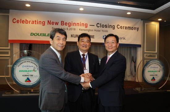 더블스타가 약 39억위안(한화 약 6463억원) 지급을 하면서 금호타이어 투자절차를 마무리했다. 이동걸 산업은행 회장(좌), 차이융썬 더블스타 회장 (중앙), 김종호 금호타이어 회장(우). ⓒ 금호타이어