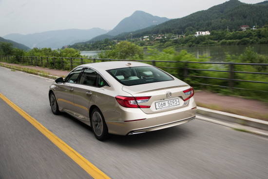 어코드 하이브리드는 동급 최고의 연료 소비효율, 다이내믹 주행성능이 완벽하게 양립한 혼다만의 ‘스포츠 하이브리드’다. ⓒ 혼다코리아