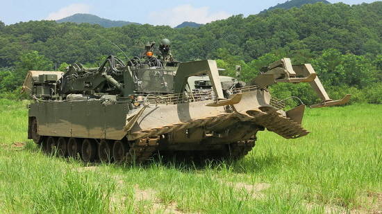현대로템 장애물개척전차는 대전차 지뢰가 터져도 임무 수행을 지속할 수 있을 정도로 우수한 방호력과 생존성을 확보하고 있다. ⓒ 현대로템