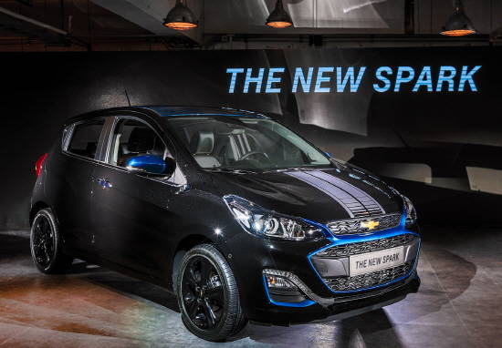 쉐보레가 2018 부산모터쇼를 통해 공개한 '더 뉴 스파크 투톤 스페셜 에디션' 명칭을 '스파크 마이핏'으로 확정하고, 사전 계약 접수에 돌입한다. ⓒ 한국GM