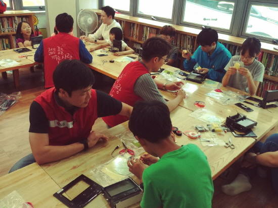 LG화학 임직원들이 지난 6일 마곡 LG사이언스파크 인근 초등학생들을 대상으로 '주니어 공학교실'을 실시했다. ⓒ LG화학