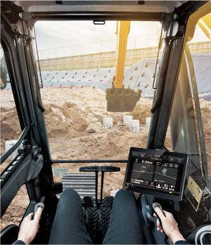 머신 가이던스시스템을 탑재한 현대건설기계 굴삭기 내부. ⓒ 현대중공업