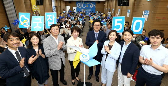 (왼쪽 네 번째부터) 이경희 서울시50플러스재단 대표이사, 이병훈 현대차그룹 사회문화팀장(이사), 김경선 고용노동부 고령사회인력정책관, 신철호 ㈜상상우리 대표이사 등 행사 관계자가 기념촬영을 하는 모습. ⓒ 현대자동차