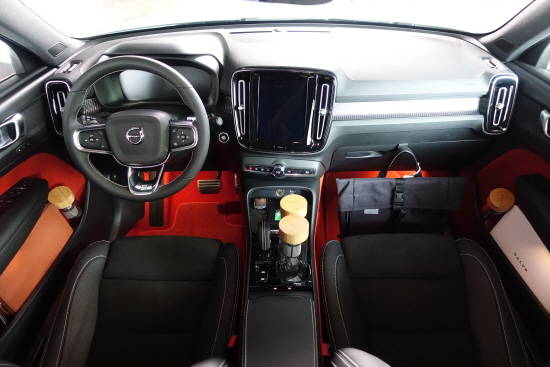 더 뉴 XC40 인테리어는 기존의 볼보에서 찾아볼 수 없었던 차별화된 소재와 대담한 컬러로 볼보만의 창의성을 극대화했다. = 노병우 기자