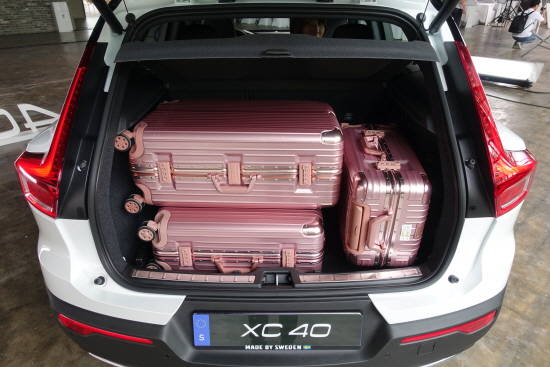 더 뉴 XC40의 기본 트렁크 용량은 460ℓ이며, 2열 좌석을 접을 경우 최대 1336ℓ까지 공간 활용이 가능하다.