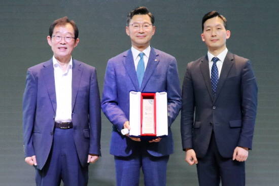 왼쪽부터 이용득 더불어민주당 국회의원, 신동휘 CJ대한통운 부사장, 김정훈 UN지원SDGs한국협회 사무대표가 함께 시상식에서 기념촬영을 하고 있다. ⓒ CJ대한통운