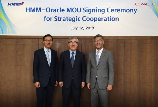 유창근 현대상선 사장(가운데)과 로저리(Roger Li) 오라클 아태지역 수석 부사장(오른쪽), 김형래 한국오라클 사장(왼쪽)이 서명식을 마친 후 기념촬영을 하고 있다. ⓒ 현대상선