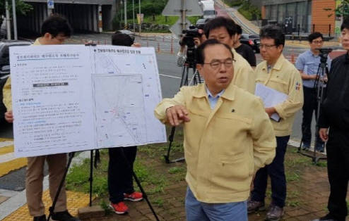 오거돈 부산시장이 임기 시작 직후에 태풍 비상대책을 논의하고 있다. 부산을 덮친 태풍으로 취임식도 취소하고 현장에 매달린 모습이다. ⓒ OK오거돈 공식블로그