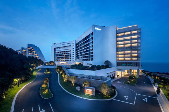 힐튼 부산이 위치한 부산기장군은 동해바다 최남단 끝점 자리하고 있다. 인근에 해운대와 송정을 비롯해 일광, 임랑 등 전국적으로 유명한 4개의 해수욕장과 인접해 있다. 사진은 호텔 전경. ⓒ 힐튼 부산