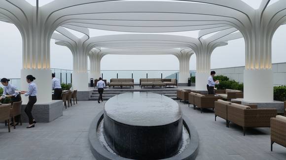 호텔 10층에 위치한 멕퀸스 바 야외 테라스에서 호텔리어들이 고객 맞을 준비에 여념이 없다. ⓒ 프라임경제