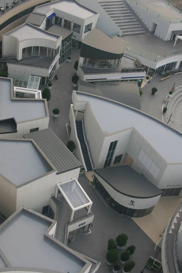 힐튼 부산의 이색적인 명소로 손꼽히는 '아난티 타운'. 이곳에는 워터하우스를 비롯해 서점, 스타쉐프 레스토랑, 편의점 그리고 국내에서 단 한개 뿐인 로마 3대 카페 '산 에우타키오' 등 다양한 볼거리와 즐길거리를 제공하고 있다. ⓒ 프라임경제