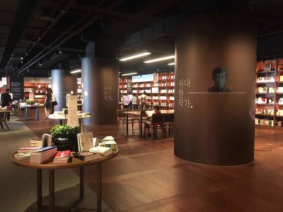 아난티 타운의 가장 핫한 장소로 널리 알려진 대형서점 '이터널 저니'. 책 판매보다 편안한 독서체험을 위한 공간이다. ⓒ 프라임경제