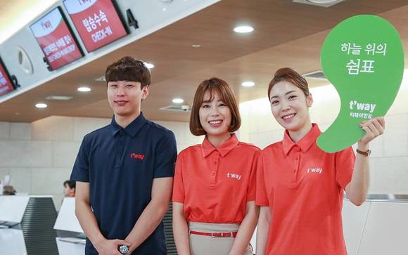 티웨이항공 직원들이 반팔을 입고 일을 하고 있는 모습이에요. ⓒ 뉴스1