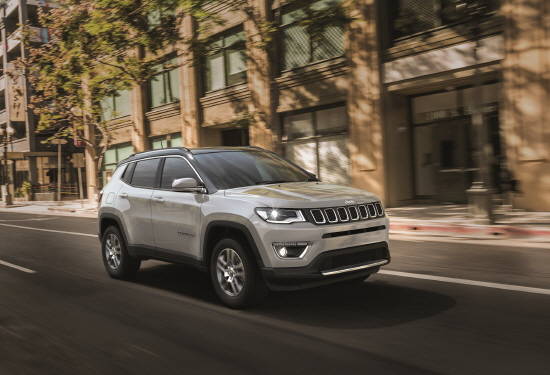 올 뉴 컴패스 외관은 현대적이고 젊은 감각의 날렵하고 공기역학적인 바디라인과 탄탄한 스타일링이 지프만의 고유 디자인과 조화를 이룬 것이 특징이다. ⓒ FCA코리아