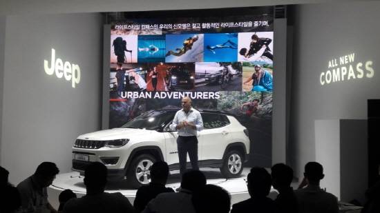 소형 SUV 레니게이드와 중형 SUV 체로키 사이 '컴팩트 SUV 세그먼트'인 올 뉴 컴패스는 지프에 새로운 경쟁 기회를 제공할 견인차 역할을 비롯해 핵심 SUV 라인업을 완성하는 모델이다. = 전훈식 기자