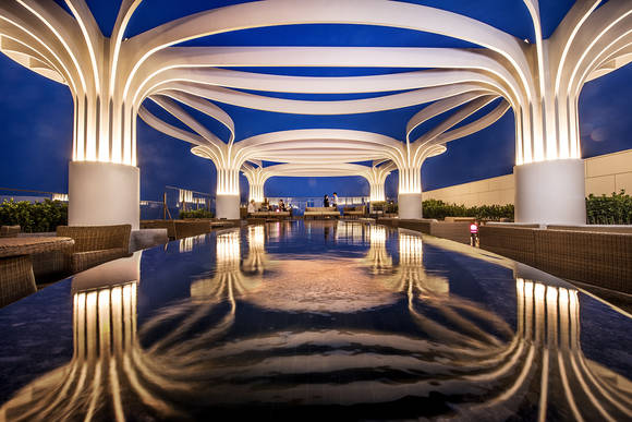 화려한 호텔 전경과 아름다운 기장앞바다를 동시에 조망할 수 있는 '맥퀸스 바 루프탑 야외 테라스'. ⓒ 힐튼 부산