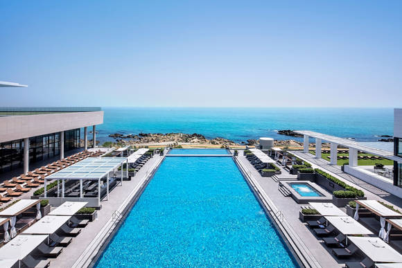 힐튼 부산 인피니티 메인 풀 전경. 호텔에는 루프탑에서 느긋한 수영을 즐기는 맥퀸스 풀과 성인전용 풀 등을 별도 운영하고 있다. ⓒ 힐튼 부산