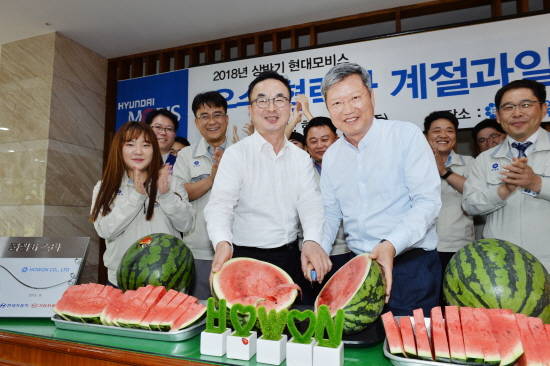 광주광역시 소재 호원에서 김대곤 현대모비스 구매지원담당 상무(가운데 왼쪽)와 양진석 호원 대표이사(가운데 오른쪽)가 수박을 나누며 상생 결의를 다지는 모습. ⓒ 현대모비스