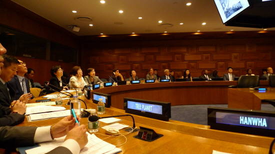 UN본부에서 진행된 '지속가능발전에 대한 고위급 정치포럼' 부대행사에서 한화그룹 사례가 소개되는 모습. ⓒ 한화