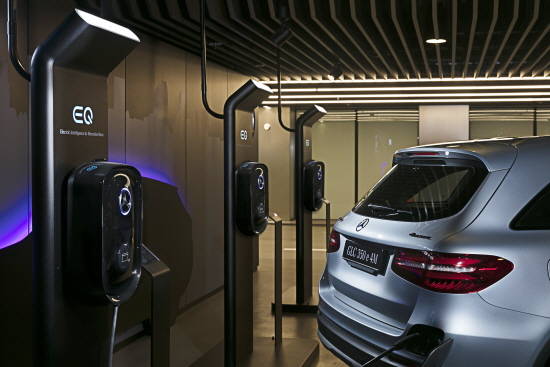 메르세데스-벤츠 코리아가 전기구동화 브랜드인 EQ 차량을 위한 독자적 디자인의 충전기와 스탠드를 개발하고, 충전 서비스 및 판매를 본격적으로 시작했다. ⓒ 메르세데스-벤츠 코리아