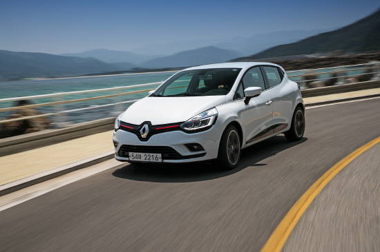 클리오는 르노삼성 '태풍'이 아닌, 르노 다이아몬드 '로장쥬' 엠블럼을 장착해 멀리서도 '르노' 정체성을 뚜렷이 드러낸다. ⓒ 르노삼성