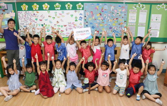 초월초등학교 학생들이 직접 만든 모기기피제와 모기에 물려면 바르는 물품을 들고 기념 촬영을 하고 있다. ⓒ CJ대한통운