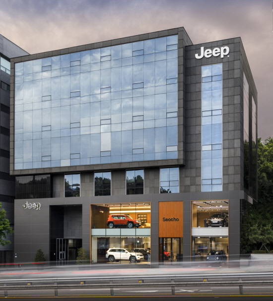 서울의 주요 수입차 전시장 지역 중 하나인 서초구 방배동에 위치한 지프 전용 전시장의 모습. ⓒ FCA 코리아