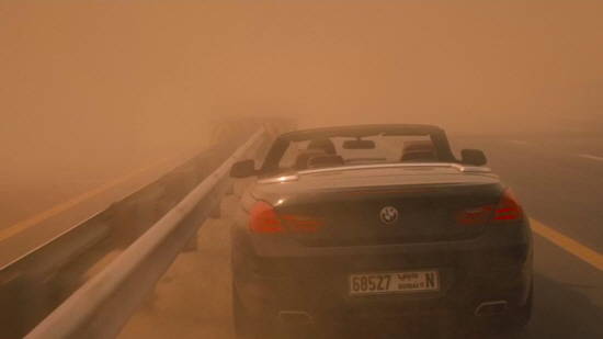모래 폭풍 속에서 우연히 발견되는 BMW 6시리즈 컨버터블. ⓒ BMW 코리아