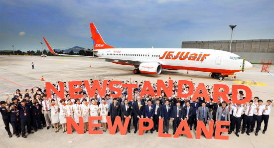 김포국제공항에서 진행된 제주항공 구매 항공기(35호기) 도입행사에서 제주항공 임직원들과 내외빈들이 기념촬영을 하고 있다. ⓒ 제주항공