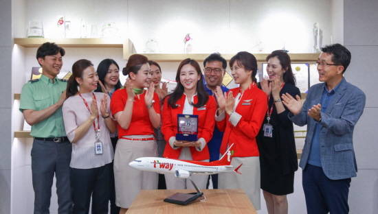 티웨이항공이 5000시간 넘게 기내 안전과 승객들을 책임진 객실승무원들을 위해 특별한 시간을 준비했다. ⓒ 티웨이항공