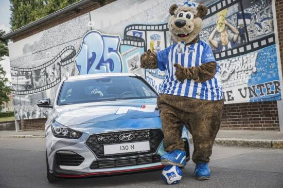현대차와 헤르타 BSC 베를린 글로벌 자동차 파트너십 체결과 공식 후원을 기념해 헤르타 BSC 베를린 마스코트 '헤르티노'’가 현대차 i30 N 앞에서 기념 촬영을 하고 있는 모습. ⓒ 현대자동차