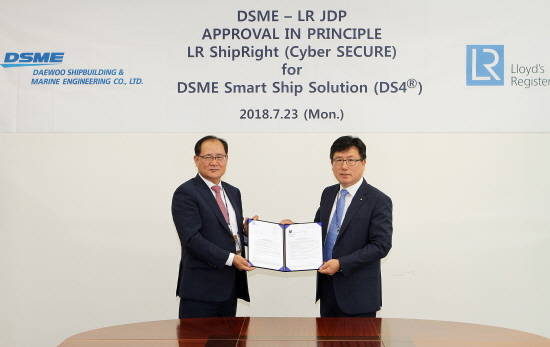 지난 23일 대우조선해양 서울사옥에서 김영두 로이드선급 아시아 기술총괄 본부장 (오른쪽)이 권오익 대우조선해양 전무에서 인증서를 수여한 뒤 기념촬영을 하고 있다. ⓒ 대우조선해양