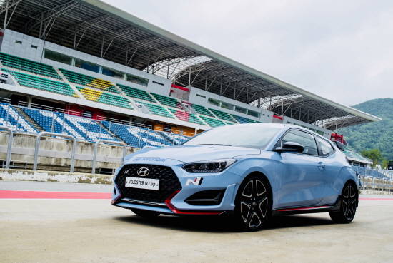 현대차가 11월 고성능차 '벨로스터 N 경주차' 단일 차량 원메이크 레이스 '벨로스터 N 컵' 시범 경기를 개최한다. 서킷 위 현대차 벨로스터 N. ⓒ 현대자동차