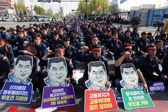 지난 4월 금속노조 한국GM지부 조합원들이 결의대회를 열고 경영정상화를 촉구하며 구호를 외치고 있는 모습. ⓒ 뉴스1