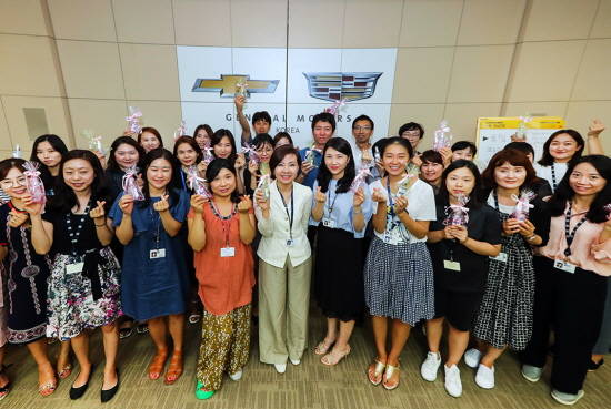 한국GM 여성위원회 임직원들이 미혼양육모 가정 후원 물품 제작에 참가하고 물품과 참가비를 기증했다. ⓒ 한국GM