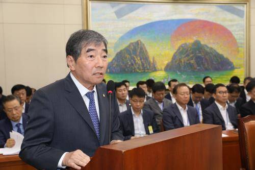 윤석헌 금융감독원장이 25일 서울 여의도 국회에서 열린 정무위원회 전체회의에서 업무보고를 하고 있다. ⓒ 뉴스1