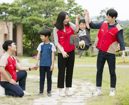 롯데렌탈은 이동이 불편한 장애아동 가정의 가족여행을 후원하는 'mom편한 동행' 프로그램을 진행하고 있다. ⓒ 롯데렌탈