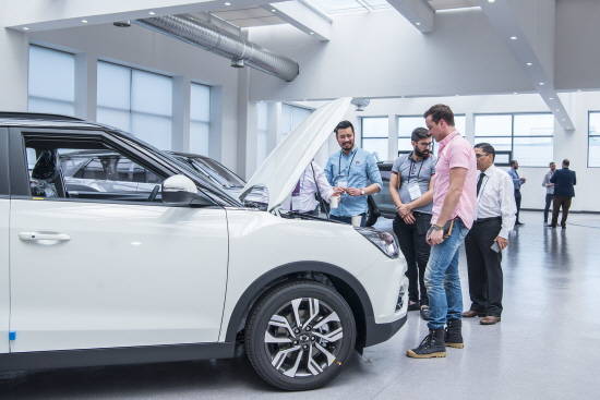 호주 기자단이 지난 25일 쌍용차 디자인센터를 방문해 전시된 차량들을 둘러보고 있는 모습. ⓒ 쌍용자동차