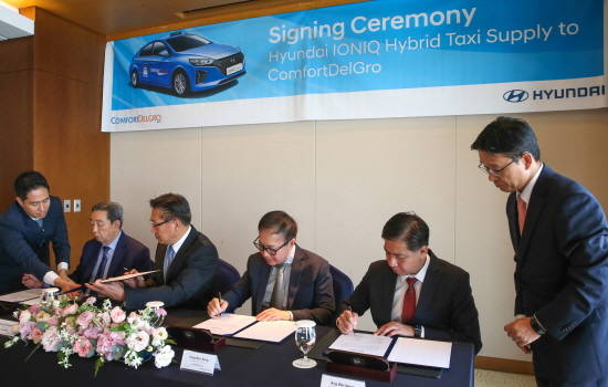 현대차와 싱가포르 컴포트 델그로社 아이오닉 하이브리드 택시 공급 계약 체결식에서 (왼쪽부터) △테오 혹 셍 코모코모터스(현대차 싱가포르 대리점) 사장 △김형정 현대차 사업관리본부장 부사장 △양반셍 컴포트 델그로 그룹 사장 △앙웨이능 컴포트 델그로 그룹 택시부문 사장이 사인을 하고 있는 모습. ⓒ 현대자동차